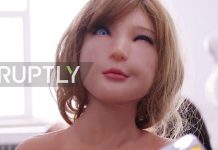 VIDEO: Inventan robot sexual inteligente capaz de reír cuando se le hace una broma