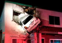 EE.UU: Un auto sale volando y se incrusta en un edificio (FOTOS, VIDEO)