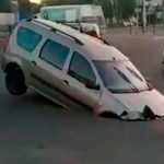 VIDEO: Momento en que una calle se «traga» un auto en Rusia video