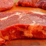 Filete de carne cruda «cobra vida» y empieza a moverse trozo de carne