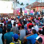 Noche de sábado en Managua: música, frutas y anime familias