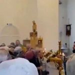 Sacerdote ruso bendice a manguerazos a sus feligreses (VIDEO) rusia