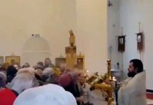 Sacerdote ruso bendice a manguerazos a sus feligreses (VIDEO) rusia