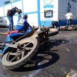 Motociclistas chocan en «famosa» esquina de Monseñor Lezcano nicaragua