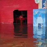 Pobladores roban supermercados tras inundaciones en Tabasco, México mexico