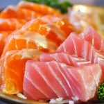 Comió sashimi contaminado y ahora su cuerpo está lleno de gusanos china