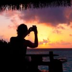 VIDEO: Hombre se resbala al tomarse una selfi y cae 20 metros desde una cascada en la India india