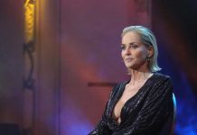 Sharon Stone recrea en público su famoso y sexi cruce de piernas sharon stone