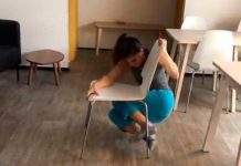 Una chica demostró su elasticidad realizando un increíble truco con una silla chica