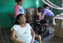 Alcaldía municipal y promotoría social entrega sillas de rueda en Nandaime