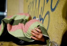 Pareja es detenida y acusada de quemar a indigente sin piernas
