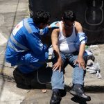 Motociclista se tira el «Alto» y es chocado por camioneta nicaragua