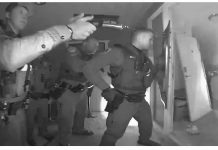 Usan equipo Swat para obligar a los padres a vacunar a sus hijos usan