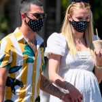 Sophie Turner muestra el avance de su embarazo con relajados atuendos embarazo