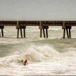 Surfistas retan con felicidad las olas de Dorian en Miami Beach estados unidos