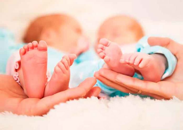 bebe, embarazo, tendencia, superfetacion, gemelos, viral,