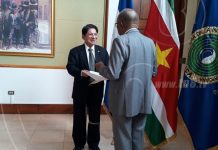 Embajador de Surinam entrega Copias de Estilo al Canciller de Nicaragua nicaragua