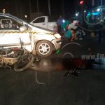 Motociclista en estado de ebriedad se tira el semáforo e impacta con un taxi managua