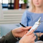 Crean tabla de surf con colillas de cigarrillos roles