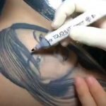 Joven pide que borren el tatuaje de su exnovia y este es el resultado (VIDEO) joven