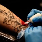 Esto le puede ocurrir a tu piel con la tinta de tatuaje esto