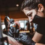 La historia de la mujer que se tatuó las manos con «izquierda» y «derecha» foto