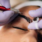 «Cejas monstruosas», Así quedó después de recibir microblading fallido estados unidos