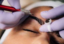 «Cejas monstruosas», Así quedó después de recibir microblading fallido estados unidos