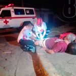 Motociclista lesionado al pasarse un Alto y chocar contra un taxi accidente