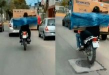 Peculiar técnica para llevar televisor en motocicleta desata miles de carcajadas peculiar