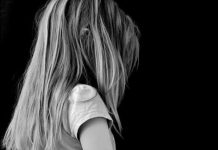 Niña toma fatal decisión porque su mamá la dejó sin teléfono
