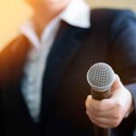 Periodista mexicano «protege» su micrófono con un preservativo mexic