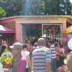 Familias enfloran las tumbas de sus seres queridos en Tipitapa nicaragua