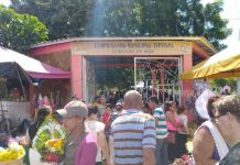 Familias enfloran las tumbas de sus seres queridos en Tipitapa nicaragua