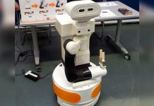 Robots semihumanoides ensayan para ayudar a los adultos mayores robot semihumanoide
