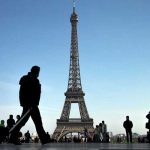 Cierran torre Eiffel después de que un hombre escalara monumento francia