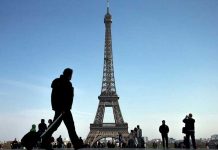 Cierran torre Eiffel después de que un hombre escalara monumento francia