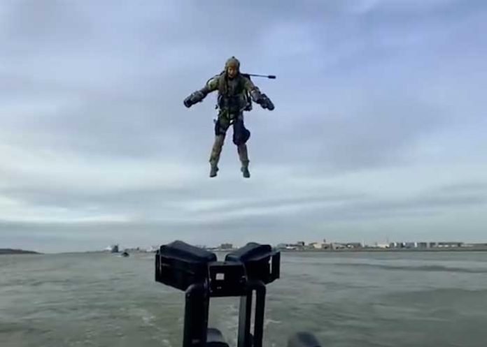 traje reino unido, armada, practicas, traje volador,