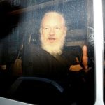 Médicos solicitan traslado de Assange para hospital en Australia australia