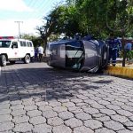 Explota llanta de vehículo y termina volcado en Managua