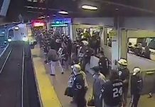 Cae a las vías del tren y se salva de morir arrollado (VIDEO) estados unidos