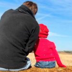 Padre enseña primeros auxilios a su pequeño hijo pero ocurre «impactante» final padre