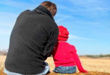 Padre enseña primeros auxilios a su pequeño hijo pero ocurre «impactante» final padre