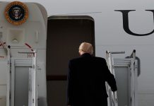 Video: El viento ‘le toma el pelo’ a Trump y revela el secreto de su peinado