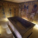 Encuentran momia intacta en tumba egipcia discovery