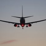 Turbulencia saca volando los alimentos para repartir en un avión bulgaria