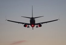 Turbulencia saca volando los alimentos para repartir en un avión bulgaria