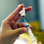 Vacuna anti-COVID de AstraZeneca genera respuesta inmune en ancianos reino unido