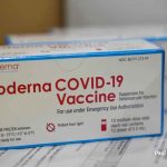 Aplican las primeras vacunas de Moderna contra covid-19 en EEUU estados unidos