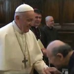 Vaticano explicó por qué el papa no se dejó besar el anillo roma